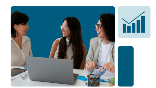 Três profissionais de RH conversando animadamente em reunião, com laptop aberto e gráfico de crescimento ilustrando análise de indicadores.