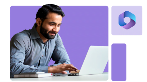 homem sorrindo usando um notebook