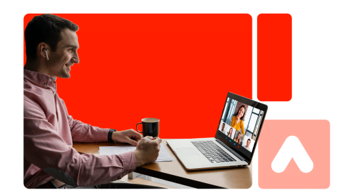 homem sentado com caneca de café e utilizando notebook