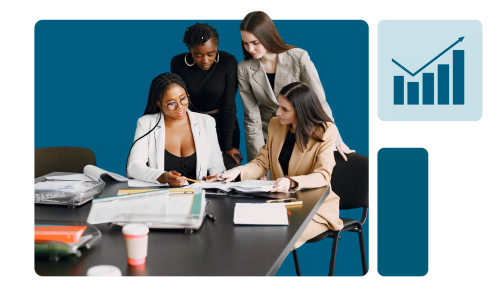 grupo de 4 mulheres sentadas à mesa com vários cadernos e livros