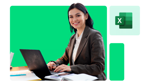 mulher sorrindo sentada com caderno e notebook