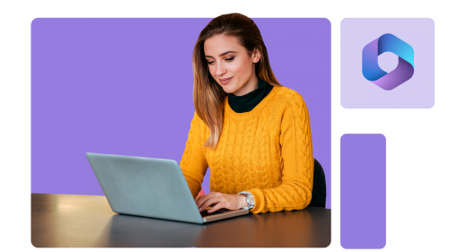 mulher mexendo no computador vendo sobre o Sharepoint