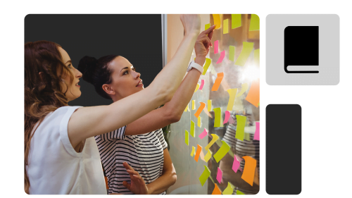 duas mulheres olhando para diversos post-its