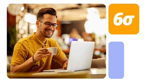 homem mexendo no computador aprendendo sobre a lean six sigma