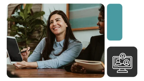 Duas profissionais conversando e analisando dados em tablet e caderno, com ícone de dashboard personalizado ao lado, passando ideia de colaboração analítica em RH.