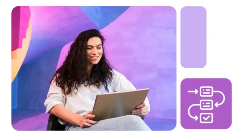 Mulher sorrindo, sentada com notebook, ao fundo um cenário criativo em tons de lilás e rosa, com ícone de workflow à direita, indicando processos empresariais otimizados.