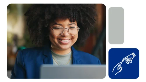 Pessoa com blazer azul usa notebook, fundo desfocado, com ícone de conexão entre mão humana e robótica ao lado.