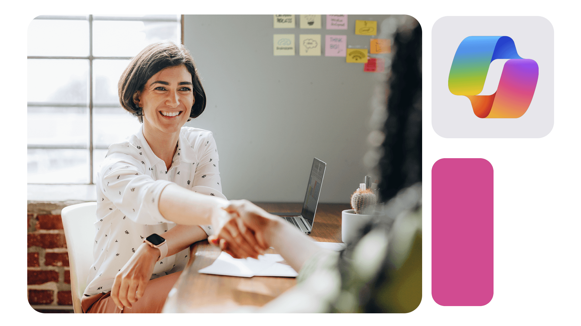 Mulher cumprimenta outra pessoa em ambiente de escritório iluminado, com laptop, papéis e post-its coloridos ao fundo; ícone faz referência ao Copilot Studio.