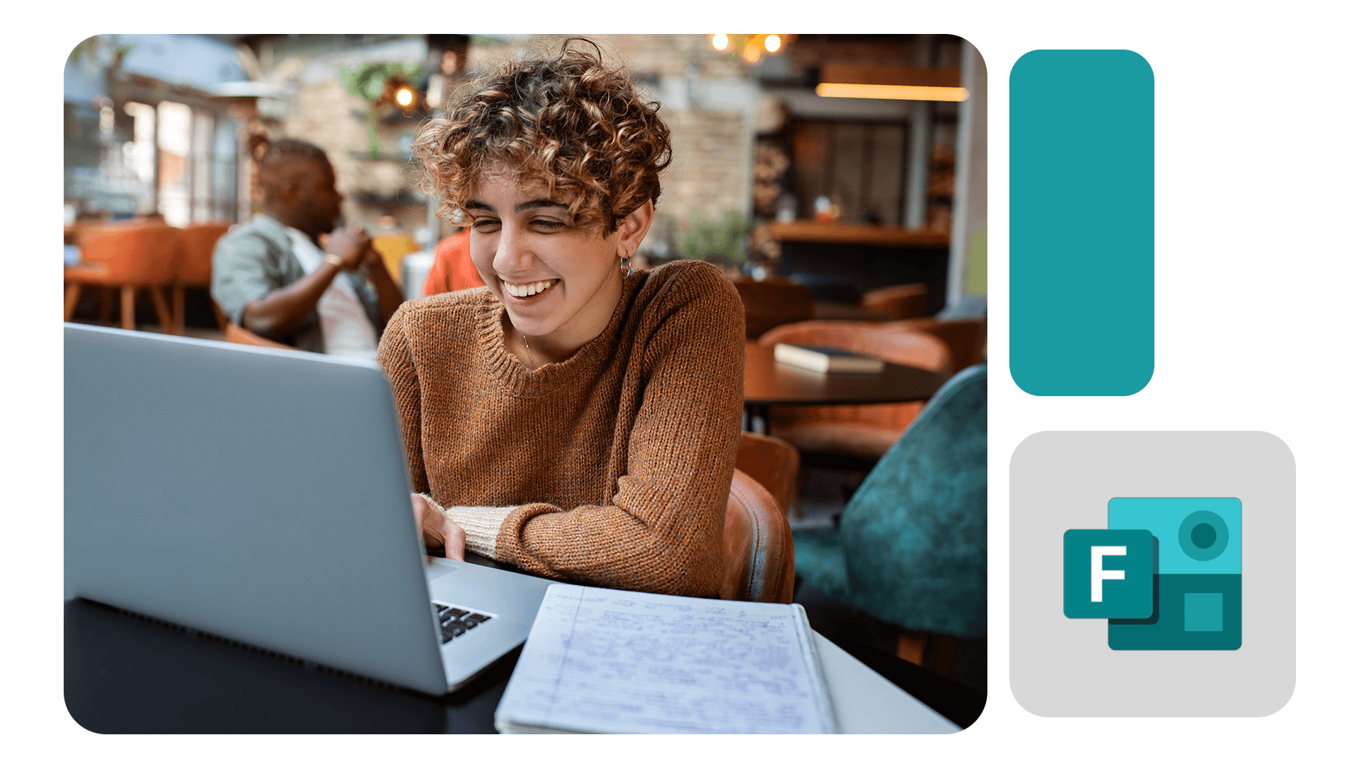 Pessoa de cabelo cacheado usa laptop em ambiente informal com bloco de anotações ao lado; ícone indica Microsoft Forms.
