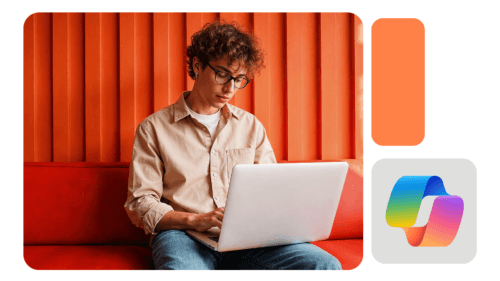 Pessoa jovem usando notebook em um sofá vermelho, em frente a um painel laranja, com ícone colorido do Copilot Studio ao lado.