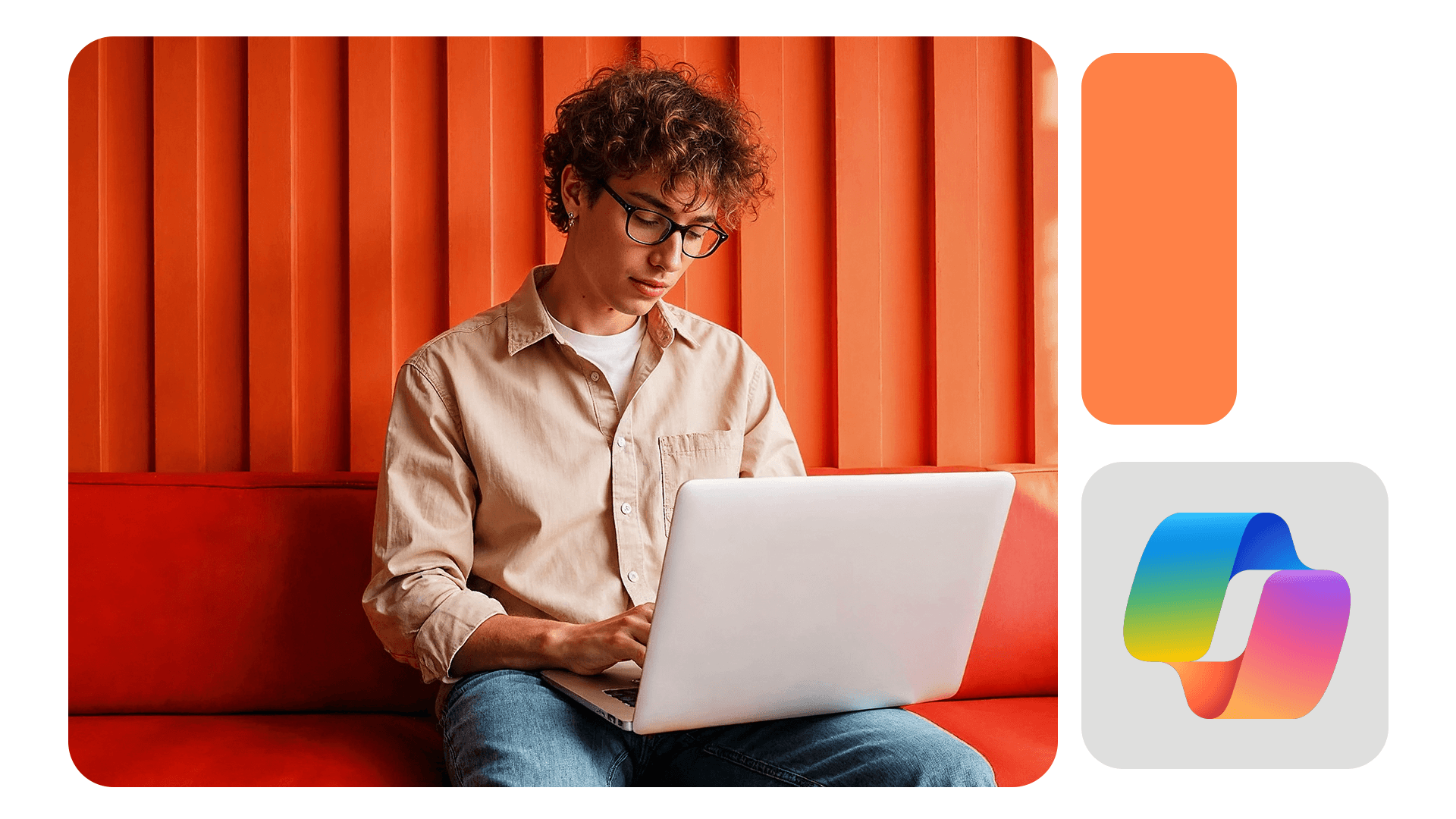 Pessoa jovem usando notebook em um sofá vermelho, em frente a um painel laranja, com ícone colorido do Copilot Studio ao lado.