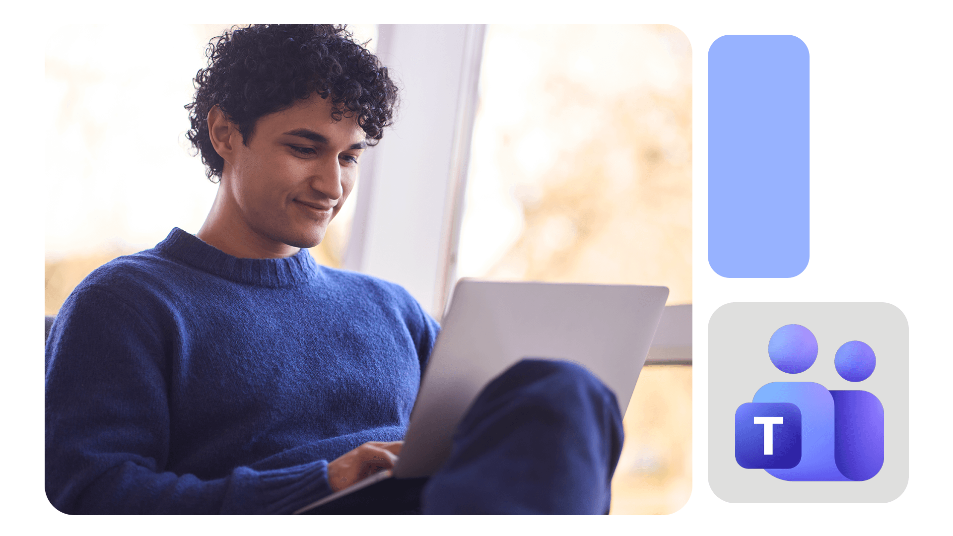 Pessoa sentada com notebook no colo, sorrindo enquanto trabalha em ambiente iluminado, com ícone do Microsoft Teams ao lado.