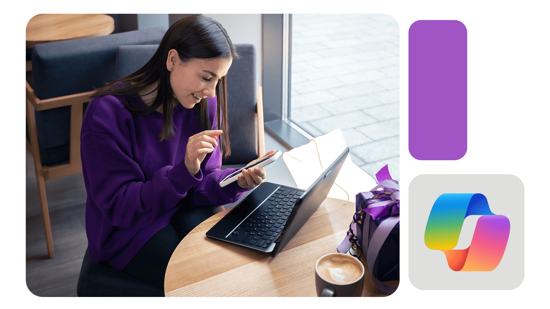 Mulher sentada em cafeteria, sorrindo enquanto olha para o celular ao lado de um notebook aberto, com ícone do Copilot Studio ao lado.