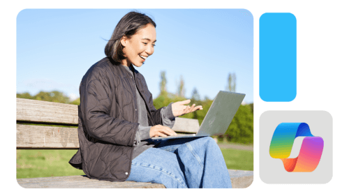 Mulher sentada em um banco ao ar livre, sorrindo e gesticulando enquanto fala diante de um notebook, com ícone do Copilot Studio ao lado.